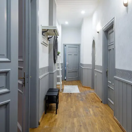Vintage & Spacious Family Apartment Very Center Of Riga